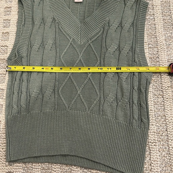 Olive Cable Knit Sleeveless Sweater - Picture 4 of 6
